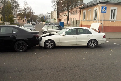 Фотофакт: на улице Гагарина столнулись Мерседес и BMW